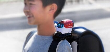 ランドセルの上から子供の交通事故を防ぐ“小さなロボ”…開発中のHONDAに聞いた