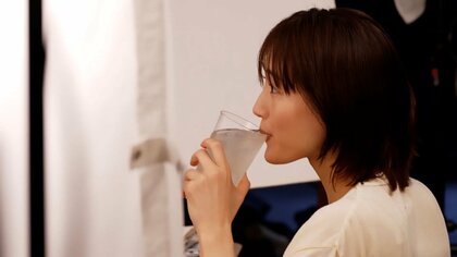 綾瀬はるか Tシャツとショートパンツで“リアルなおうちスタイル” 「うまくかむのに時間が…」お茶目な姿も披露