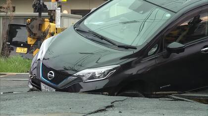 踏切で道路陥没し車が立ち往生　地震の影響で水道管破裂が原因か　けが人なし　JR.仙石線一部運転見合わせ　宮城・石巻市