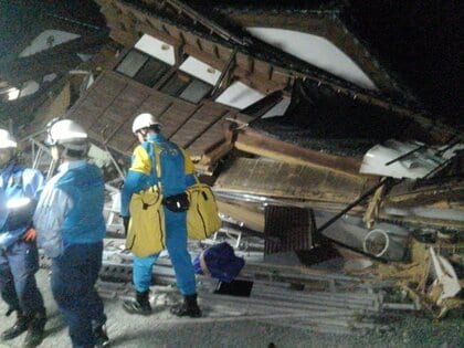 爆発のイオンモール熊本で救助活動　福岡県警が緊急援助隊など166人被災地に派遣　倒壊した家屋も　ヘリコプターも出動