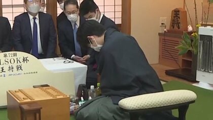 藤井五冠、お茶こぼしても冷静　残ったお茶すすり羽生九段と対局【王将戦　タイトル防衛に王手】