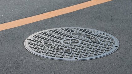 重さ40キロの“ふた”が吹き飛ぶことも!? 大雨時のマンホールに潜む「エアピストン」…起きる仕組みと注意点を聞いた