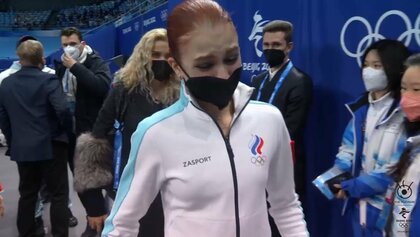 女子フィギュア銀のトゥルソワ選手 コーチのハグ拒否し「あなたは全部分かっていた」…その言葉の意味は？