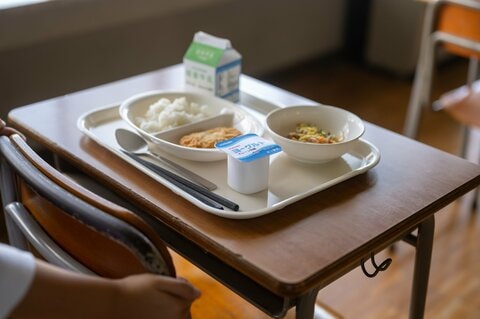 4月1日から公立小の給食費が実質無償化で月5200円支援　高校授業料無償化の所得制限も撤廃