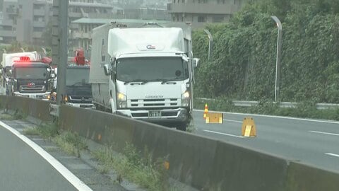 東名高速でトラック3台絡む事故　運転手2人けが　東京IC～川崎IC間の下り線で通行止め