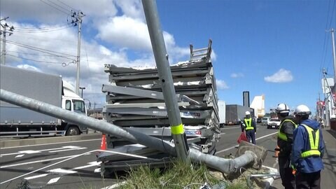 トラック衝突 信号機が倒壊　交差点で事故 電柱ごと...　宮城