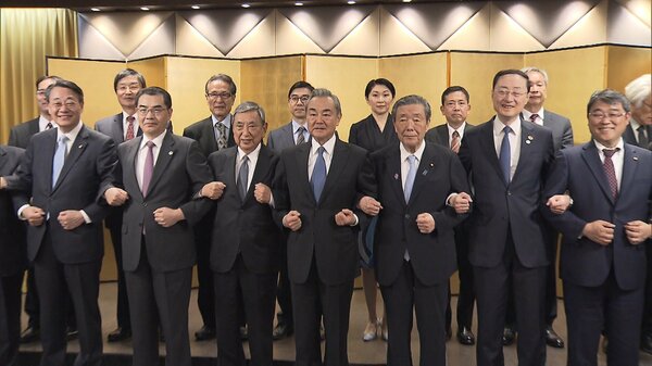 中国・王毅外相と日中友好議連会長の自民・森山幹事長や河野元衆院議長らが面会｜FNNプライムオンライン