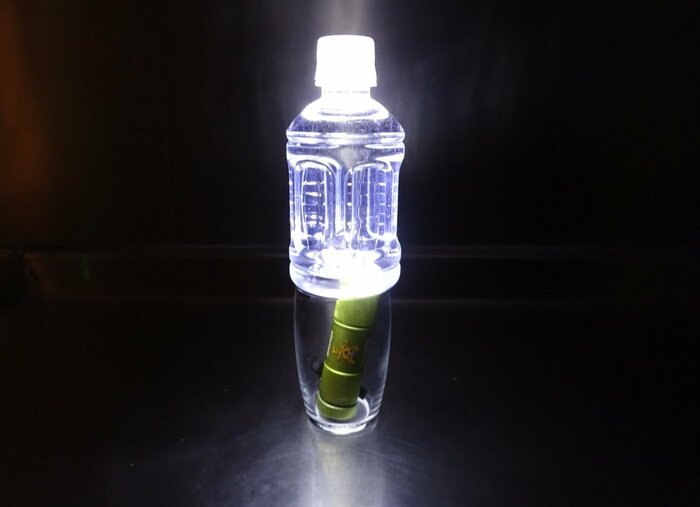 小さい懐中電灯はコップに入れると安定（警視庁警備部災害対策課Xより）