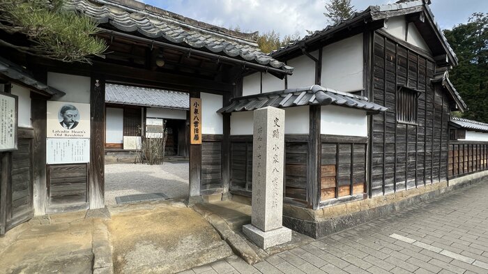 島根・松江市にある小泉八雲旧居。隣接する小泉八雲記念館では、ハーンの子供が使用した文机も公開している