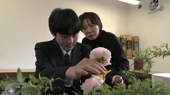 華道家元池坊秋田支部の後藤孝さんから指導を受ける野口さん