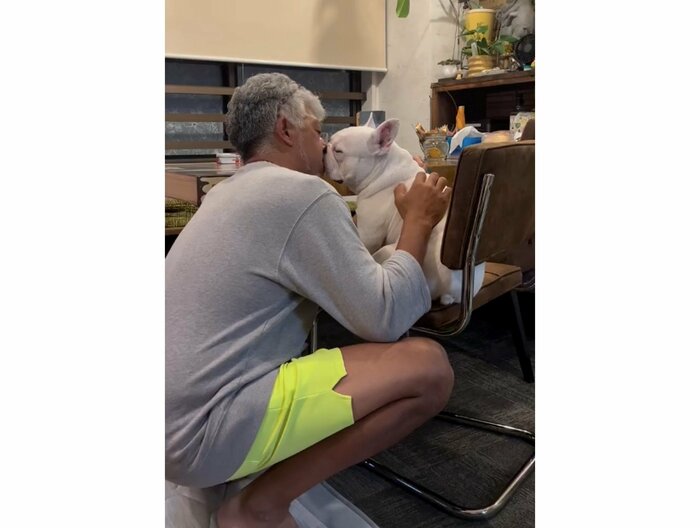 キスをしている飼い主と犬(提供:こぶしさん)