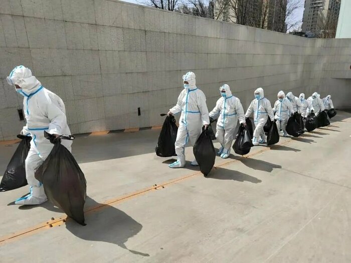 望京SOHOにある全施設の消毒作業を行う不動産管理会社のスタッフ(SOHO中国より)