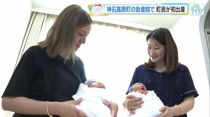 同じ日に出産した馬屋原さん（左）と塚本さん（右）