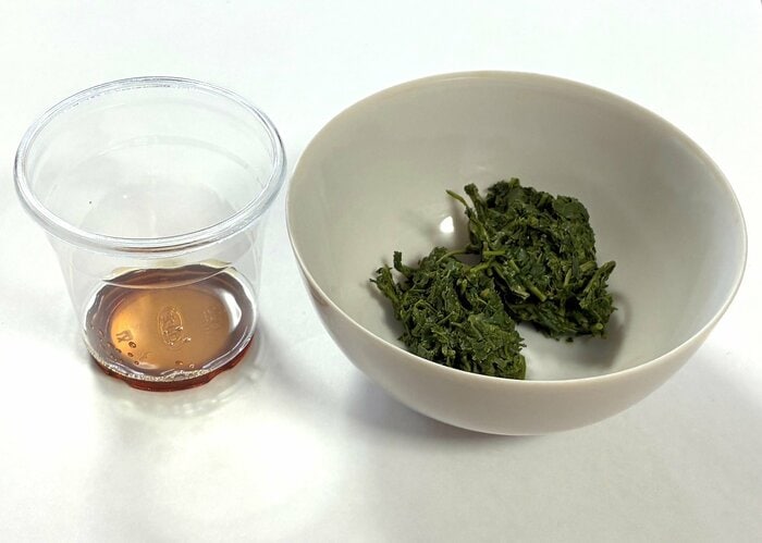  用意するのは茶殻と酢醤油（特集班撮影）