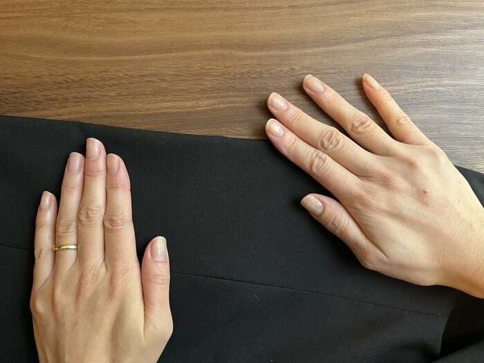 クリースはアイロンのスチームを当てて手でならす（特集班撮影）