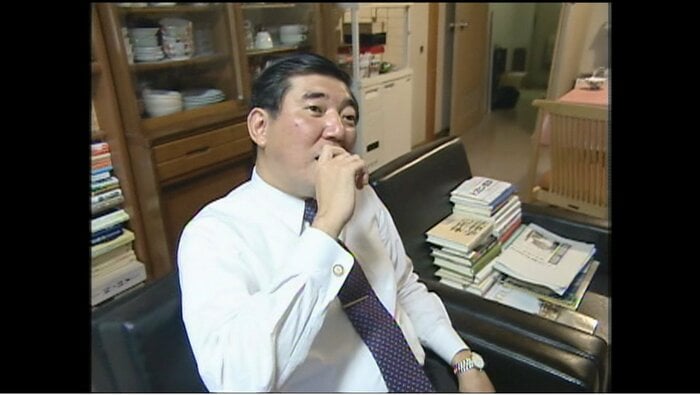 宿舎でくつろぐ「ゲル長官」 2002年10月