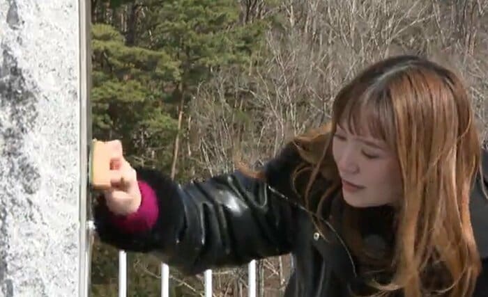 いのちの石碑の清掃をする伊藤唯さん