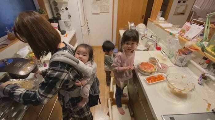 育児に追われ片付けに手が回らない山田さん(仮名・提供画像)
