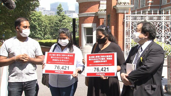 指宿昭一弁護士(右)「代理人弁護士の立ち会いを求める」。右から2人目は妹ポールニマさん