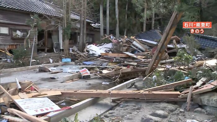 土台だけ残して、山の方まで家が押し流されている