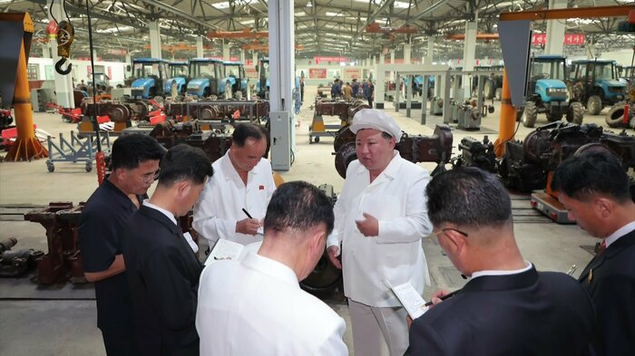 トラクター工場を視察し農業に力を入れているとのアピールも 2023年8月