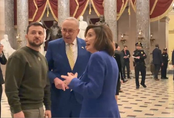ゼレンスキー大統領を議会で案内するペロシ下院議長とシューマー上院院内総務