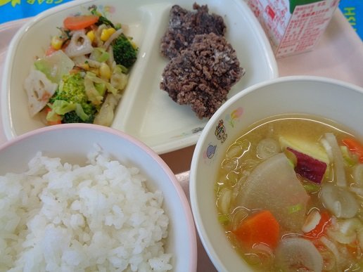 南房総市の給食の一例。ご飯・クジラの竜田揚げ・シャキシャキ和え・レモン香るポカポカさつま汁・牛乳（提供：外房学校給食センター）
