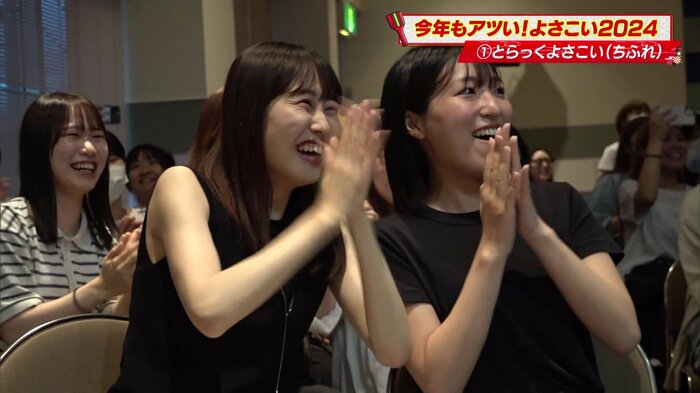 新衣装に歓声を上げた踊り子たち