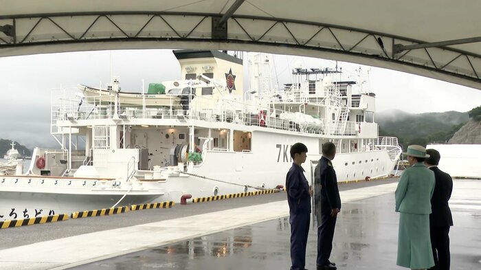 南伊勢町の漁港で水産高校の生徒と交流される両陛下