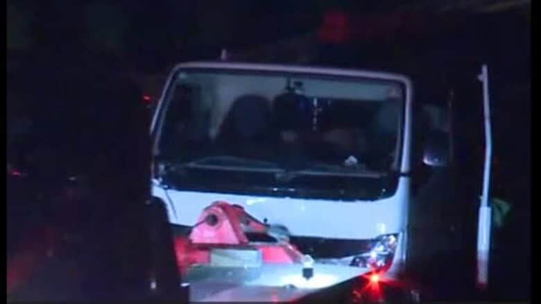 道路工事のため停車中のトラックに５トントラックが追突  作業中の女性が巻き込まれ死亡 ４２歳の男逮捕｜FNNプライムオンライン