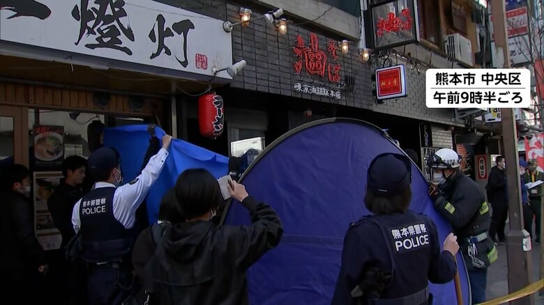 「血まみれで…包丁持って飛び出してきた」朝の繁華街で女性3人刺される　20代男を殺人未遂で現行犯逮捕　熊本市｜FNNプライムオンライン