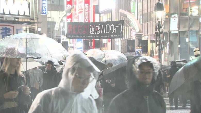 雨の中のハロウィン…渋谷では去年より人の姿少なく　機動隊員に暴行を加えた公務執行妨害の疑いで男女2人が現行犯逮捕｜FNNプライムオンライン
