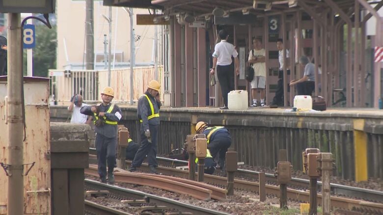 性別は不明…駅を通過しようとした特急電車と人が衝突し死亡 乗客ら約210人にケガなし 一時運転見合わせ｜FNNプライムオンライン