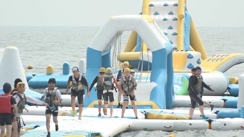 招待客が滑り台で飛び込み歓声…『海上アスレチック』津市の御殿場海岸に5日オープン 今季は“リピート割”も｜FNNプライムオンライン
