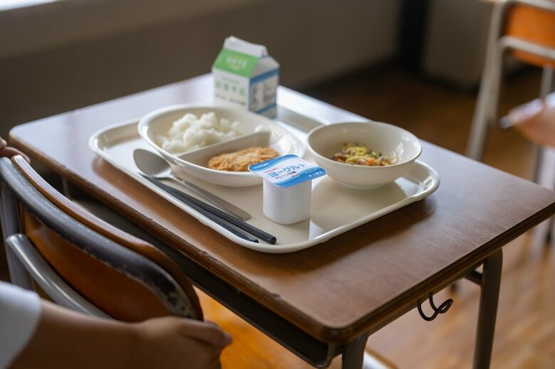 4月1日から公立小の給食費が実質無償化で月5200円支援　高校授業料無償化の所得制限も撤廃｜FNNプライムオンライン