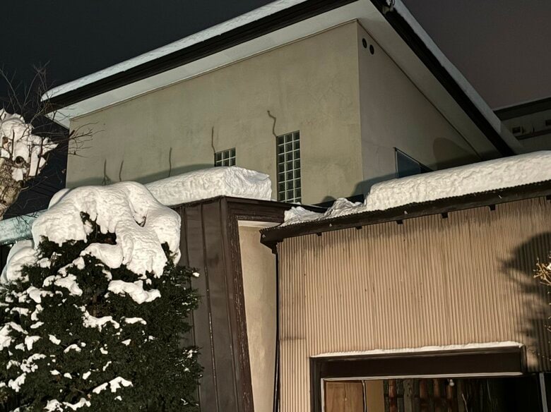 【雪下ろし中に転落か】「80代くらいの男性が倒れ”うなり声”と顔面出血」近隣住民からの通報＿車庫付近の地面に倒れている高齢男性が意識障害と頭部打撲で搬送＿車庫の屋根には足跡と除雪の跡も＜北海道札幌市＞｜FNNプライムオンライン