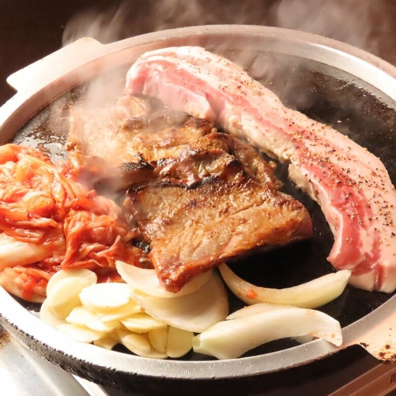 店員が目の前で焼き上げる…名古屋・池下駅近く『さむぎょぷさる専門店 ぽってじ家』本場の石鍋でふっくらジューシーに｜FNNプライムオンライン