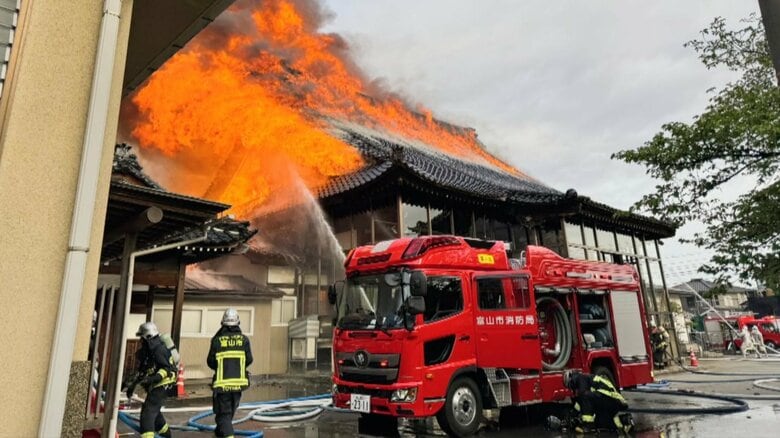 本堂が全焼か、富山市の蓮照寺で火事　消防が消火活動中　住宅部分から出火して燃え移る｜FNNプライムオンライン