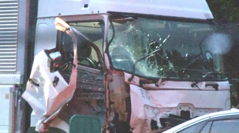 中央道で積み荷が散乱…大型トラックと乗用車が衝突　1人けが　現場周辺は3時間近く通行止め｜FNNプライムオンライン