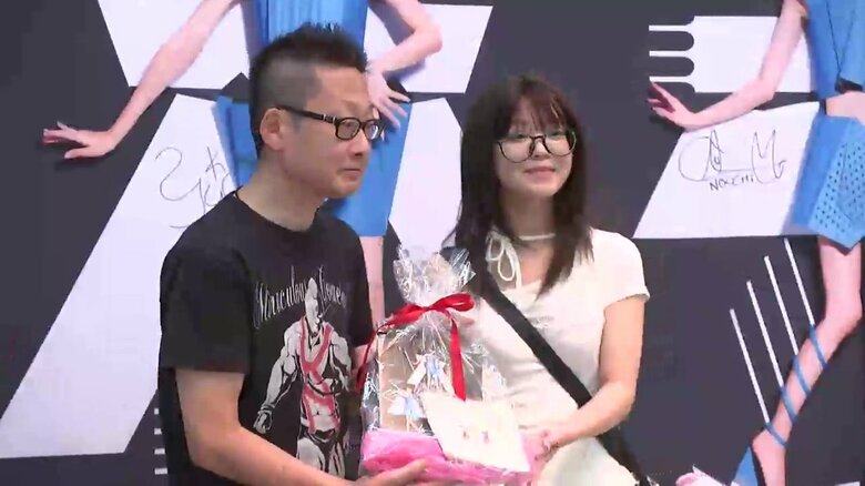 Perfume展　来場者1万人到達で記念セレモニー　独創的な衣装を展示　岩手県盛岡市｜FNNプライムオンライン