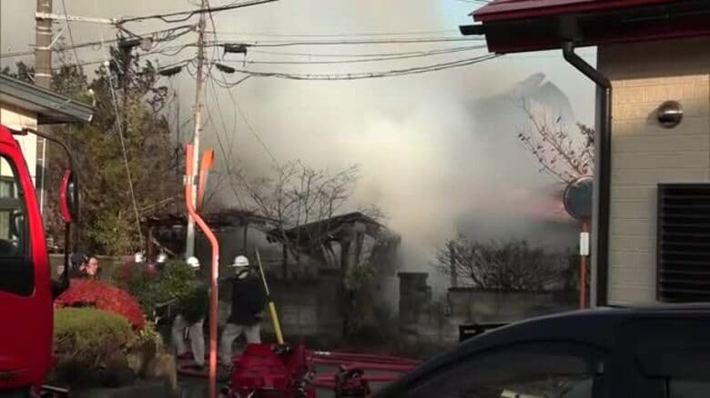 朝の住宅街が一時騒然　秋田市で住宅4棟を焼く火事　火元の住宅は全焼｜FNNプライムオンライン