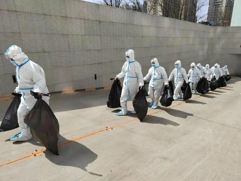 望京SOHOにある全施設の消毒作業を行う不動産管理会社のスタッフ(SOHO中国より)