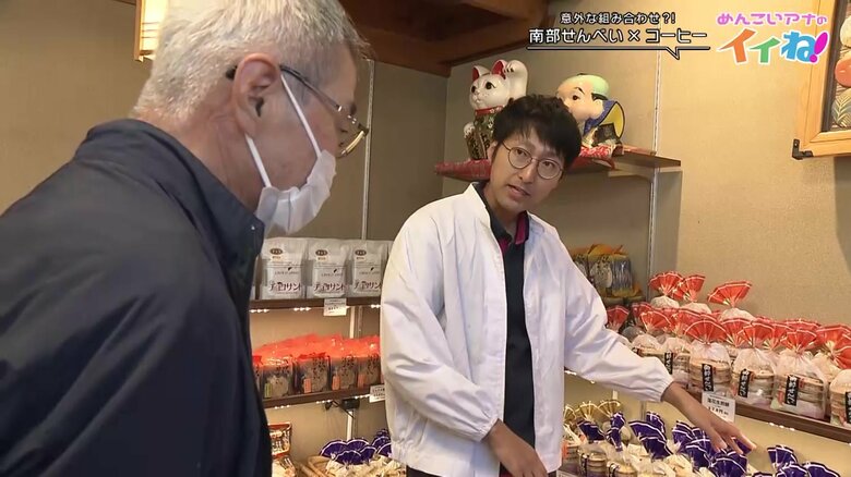 コーヒーの提供を発案した長男の羽沢大貴さん（右）