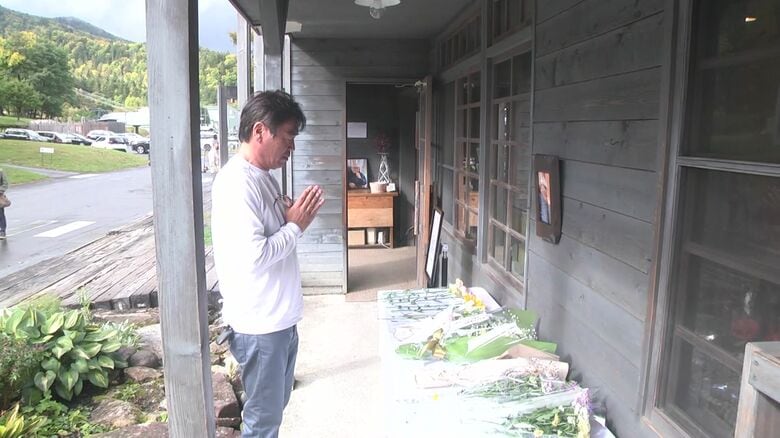 週末、献花台には多くのファンが訪れた