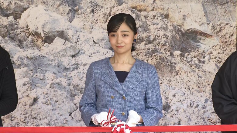 青い焼き物のイヤリング着用し「国際陶磁器フェスティバル」で初めてのテープカットに臨まれた佳子さま　