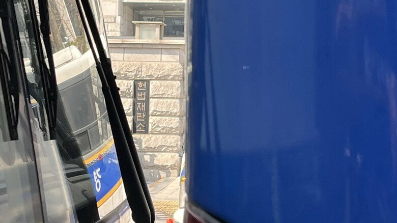 バスの隙間からようやく見えた憲法裁判所の看板