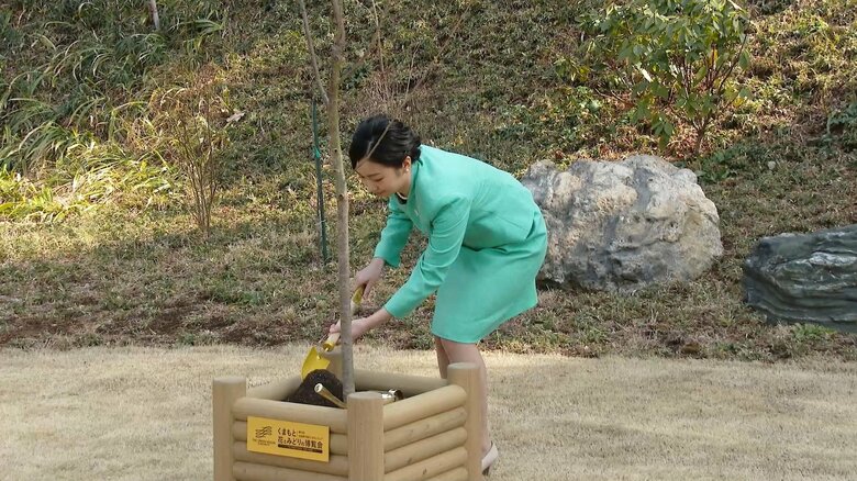 令和4月3月「令和3年度 全国都市緑化祭」 記念植樹される佳子さま（提供：令和3年度全国都市緑化祭実行委員会）