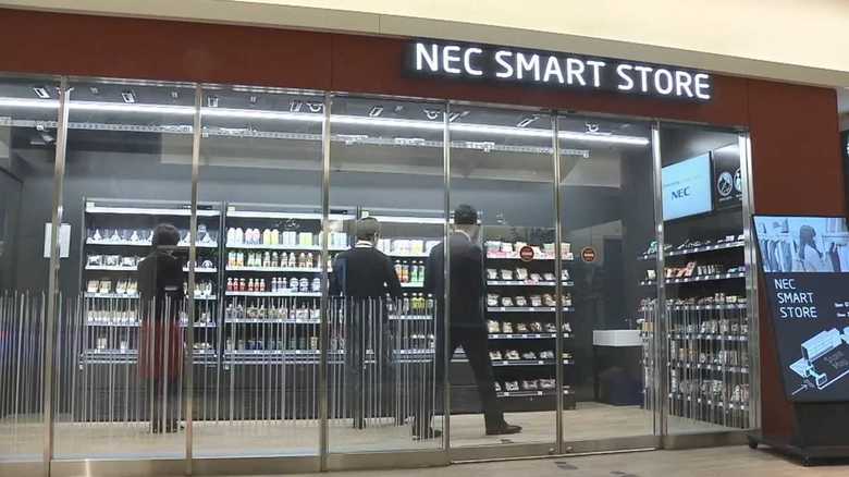 「レジレス店舗」はここまで進化 顔認証で入店すれば精算不要で商品が