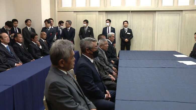 岸田首相が漁師らと面会し、感謝を伝えた（22日午後、和歌山市）