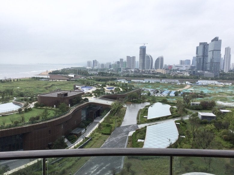 隔離生活をしている中国・青島市のホテルから見える景色